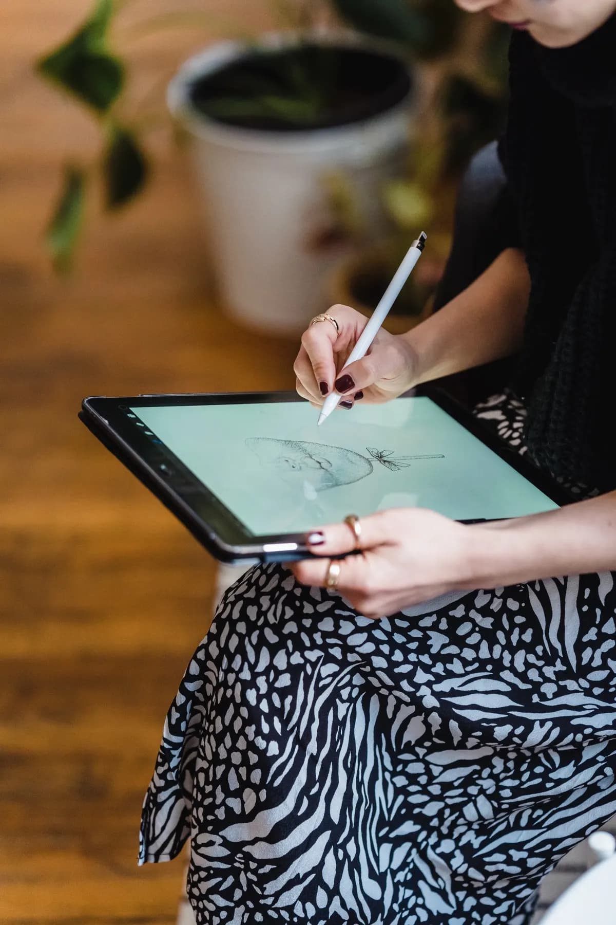 Diseñadora dibujando en una tableta digital