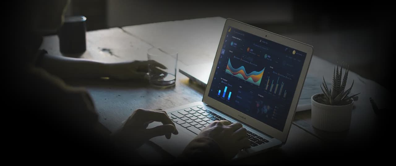Persona trabajando en una laptop con un tablero de analítica